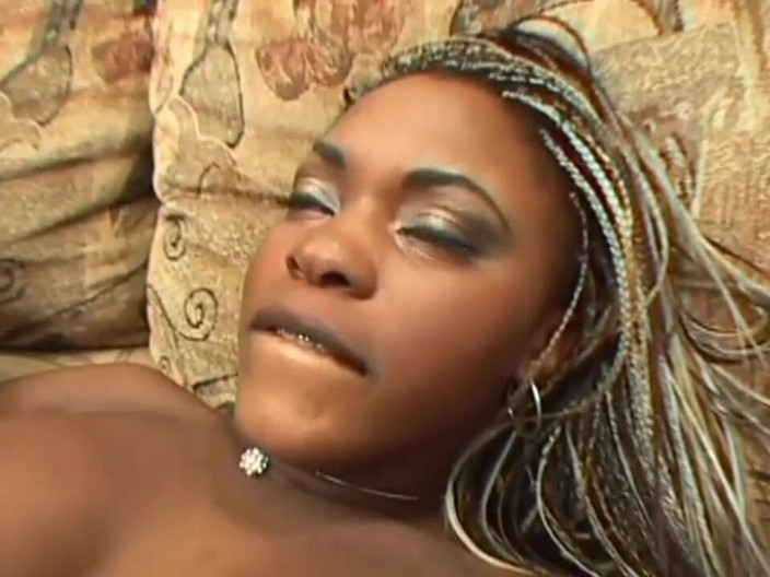 Africans Orgasm: Perfektní ebenový zadek má dva velké bílé ptáky