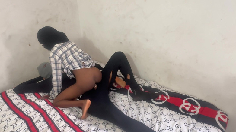 Petite Erotic Africa: 細い女の子が複数の体位でセックス
