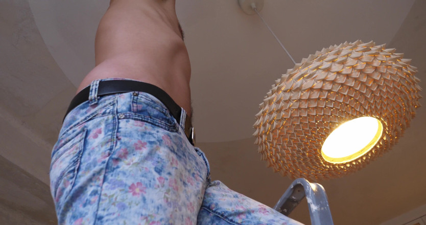 Jerking studs: Une peintre murale sexy se déshabille en faisant son travail