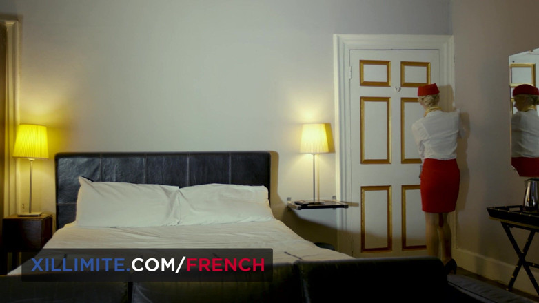 French girls at work: Trio à l’hôtel avec 2 hôtesses de l’air sexy