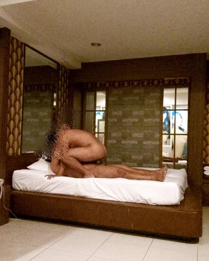 Cum: 거의 그의 아내가 자신의 휴대 전화를 호출 할 때 붙잡혔다.