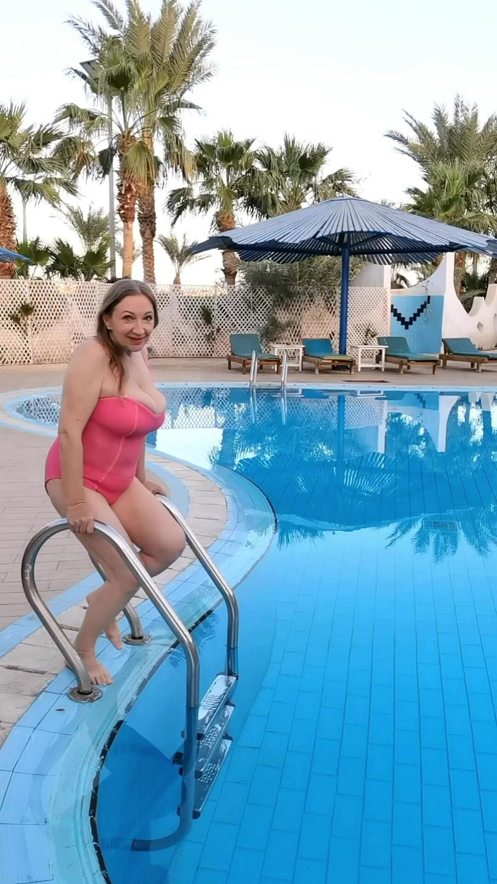 MariaOld: Une MILF sexy à forte poitrine enlève son maillot de bain