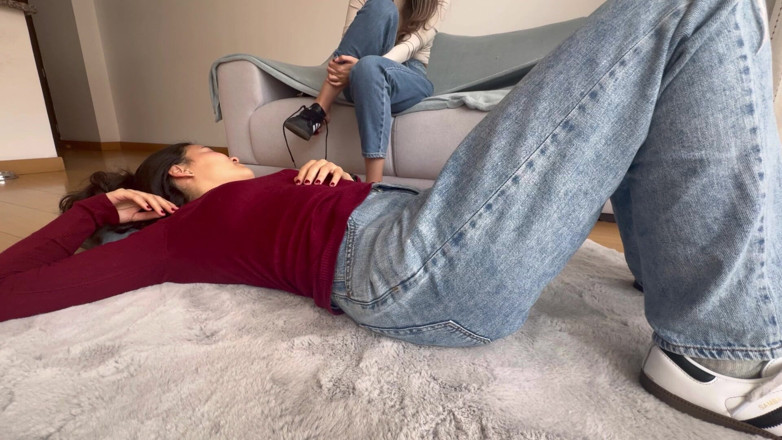 scarlettandc: Saya Memenuhi Fetish Saya Menghirup Kaki Teman Wanita Saya