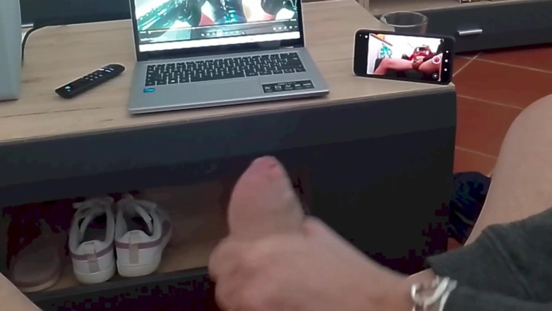 LauraOnHeels: POV handjob MILF dengan cumshot di tangan