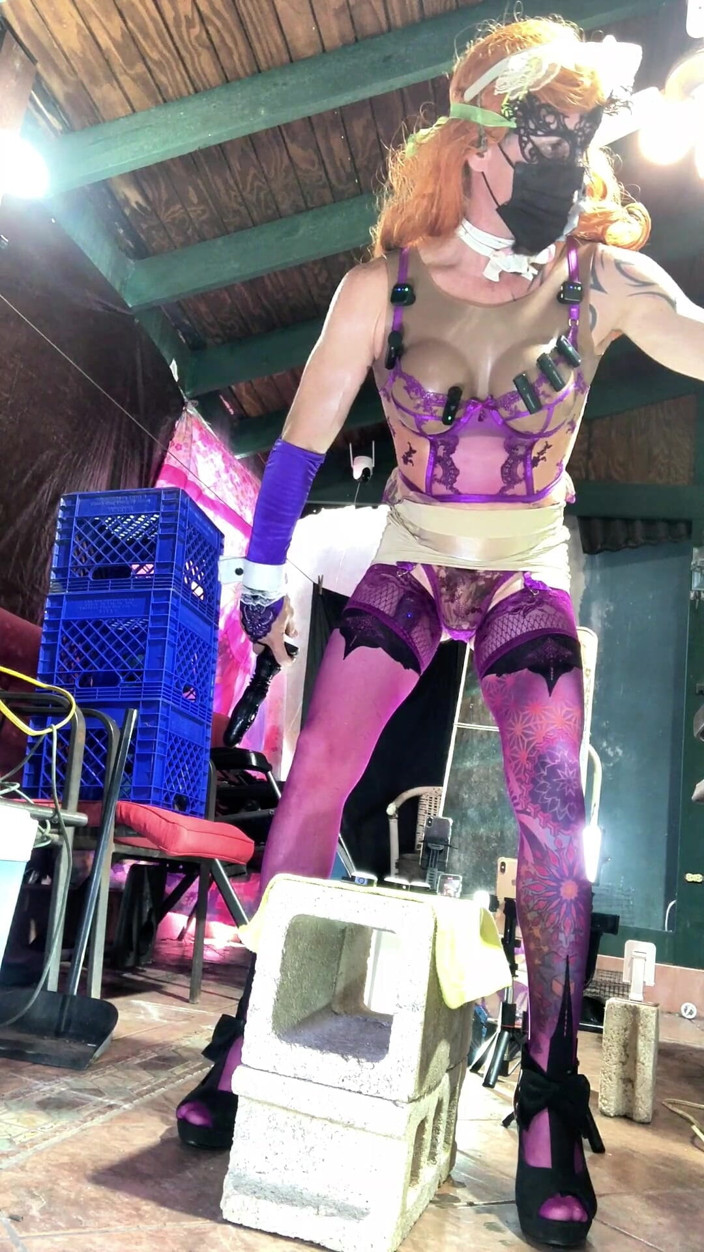 Benito414: Une trans sexy en lingerie violette insère une bouteille dans...