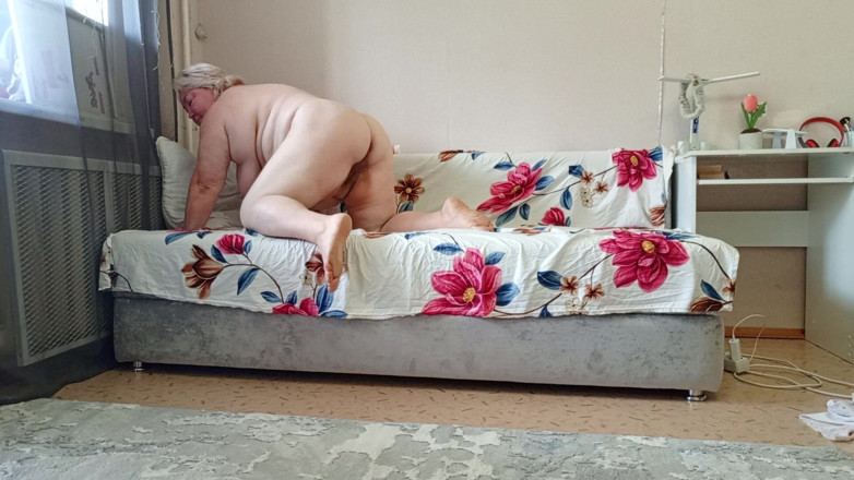 Zona901: Une belle-mère passe son temps à masturber sa grosse chatte poilue...