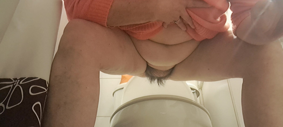 Mommy big hairy pussy: Urinare e pulire la vagina