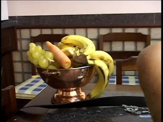 First Black Sexperience: Une latina se fait fourrer une banane dans sa chatte...