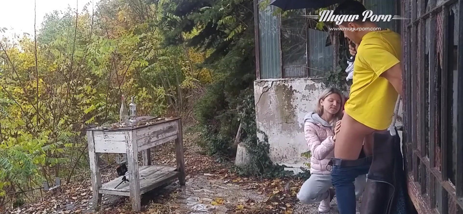 Mugur's World: Миниатюрная Gina Gerson трахается на улице в дождливый день