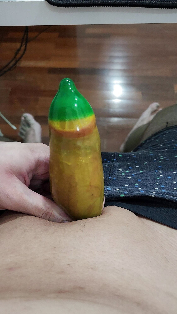 Lkdick8: Plaisir avec des préservatifs.