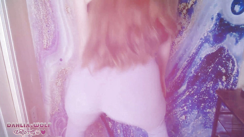 Dahlia Wolf: Une fille sexy se fait baiser et twerke dans un...