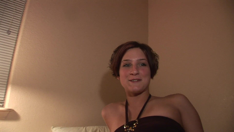Dream Girls: Une brune se doigte la chatte en bout de heures