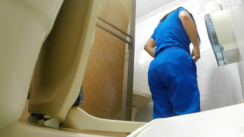 irina69star: Merekam suster lagi kencing di kamar mandi rumah sakit (suster)