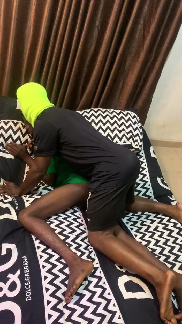 Big_brown: Lelaki itu menyelinap ke dalam bilik saya dan mengongkek saya...