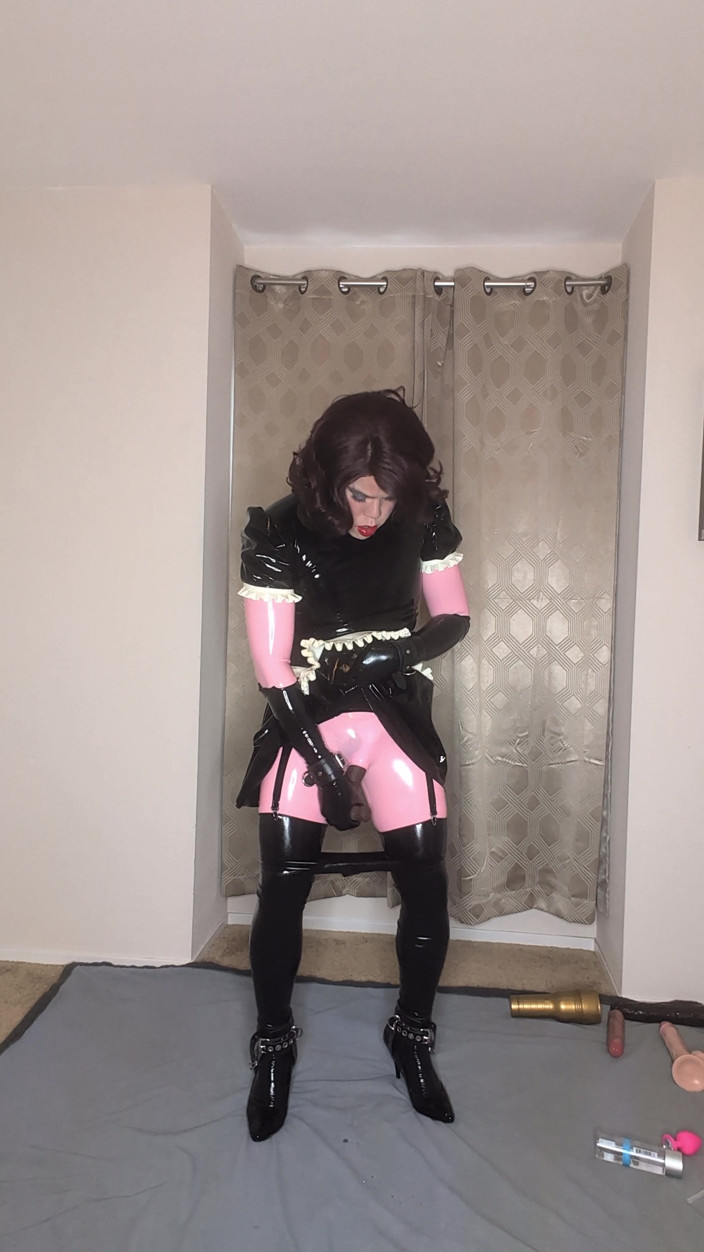 Sissy Candy: Catsuit lateks dan pembantu rumah banci berpakaian cuba mengongkek kedua-dua...