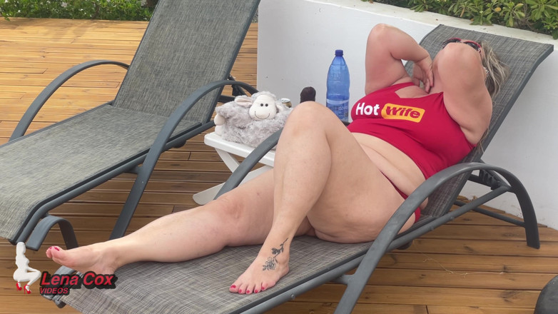Lena Cox: ホットな妻レナ·コックスはびしょ濡れになる:野生の庭のオナニーと乱雑な潮吹き