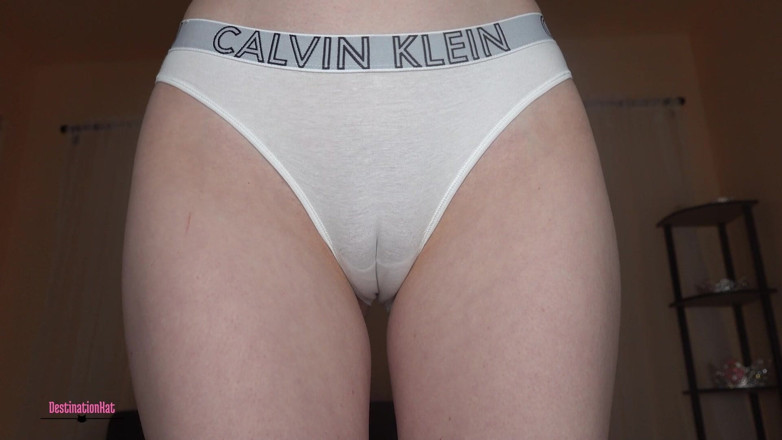 Destination Kat: Camel toe mouillé