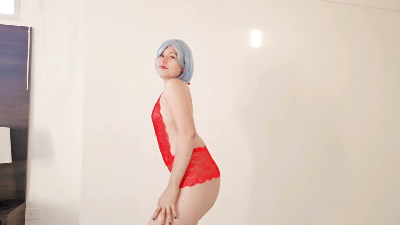 Latinascachondas: Cosplay meisje stript en toont haar poesje