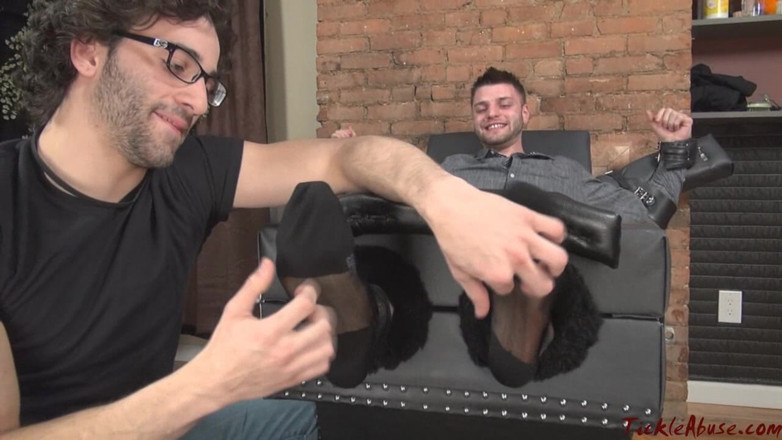 Princess Nikki's Gay Tickle and Handjob Club: Мужик-гей щекотка из него адски! 100% фетиш геев с щекоткой