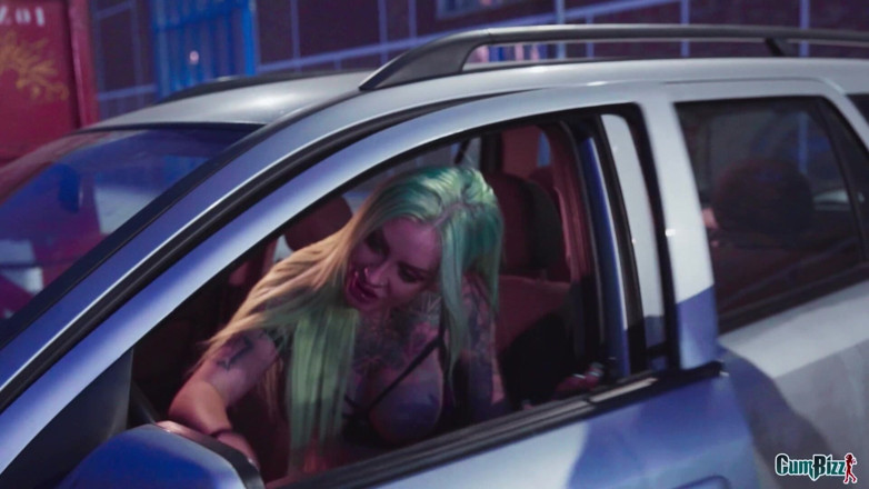 Cumbizz: Une bimbo d’Amsterdam fait le tour des grosses bites - public