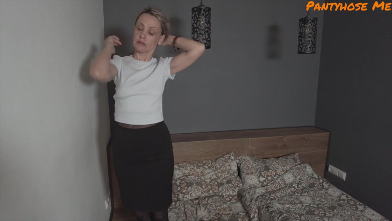 Pantyhose me porn videos: Une belle-mère dévergondée reçoit un creampie en collants noirs
