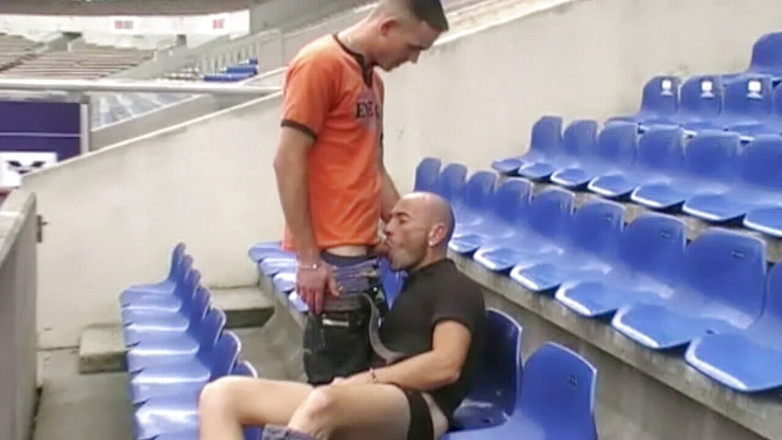 ARAB FUCKERS WITH HUGE COCKS: Dikongkek oleh Arab lurus di stadium