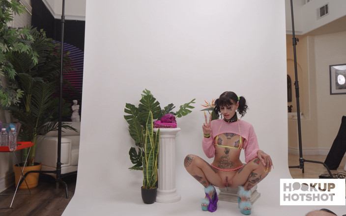 HookUp HotShot-BTS: За лаштунками - лялька Inked Cc показує своє тіло в сміливій фотосесії!