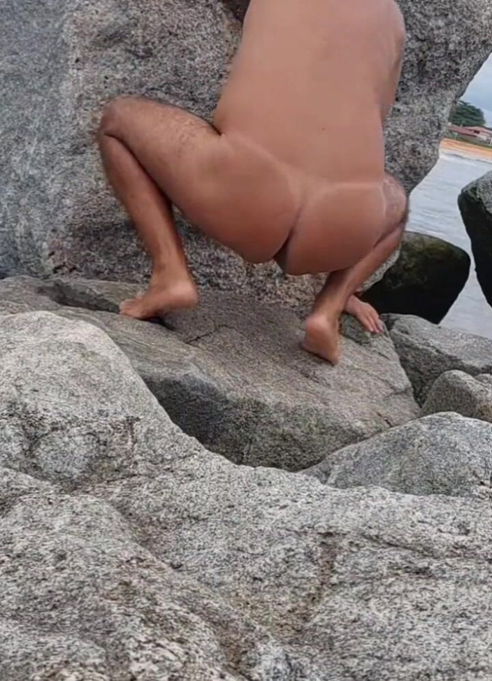 Ladysilvas: Ladysilva nue sur les rochers quel cul bronzé sexy