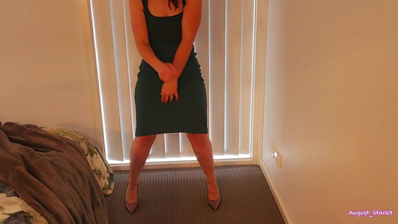 August Star: Sexy esposa australiana hace striptease y se masturba