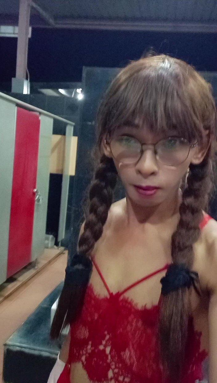 Menaiisd: Sissy in Öffentlicher toilette