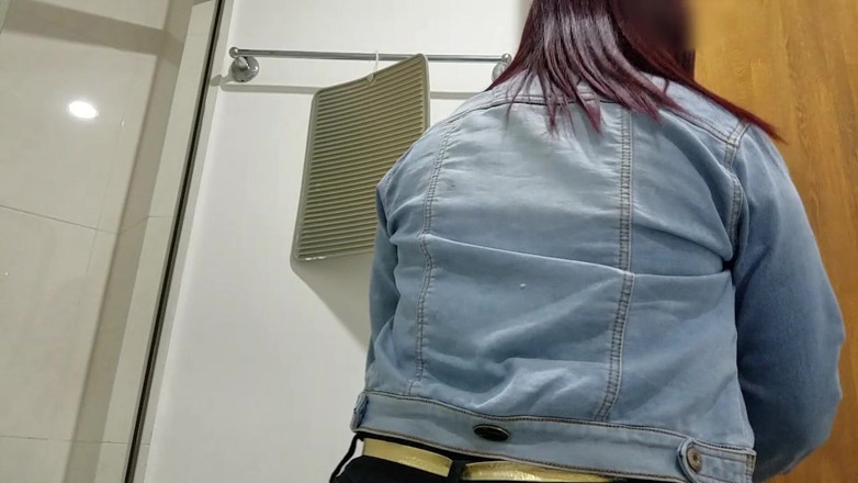 Time traveler: Mucama solo usa una camisa amarilla