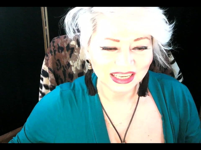 AimeeParadise: Une blonde russe mature jouit passionnément dans un show privé...