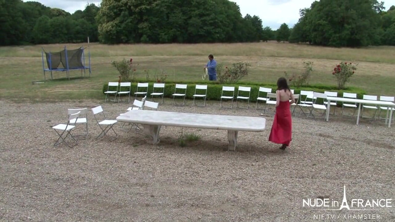 Nude in France: Французская красотка-хозяйка трахает своего садовника на заднем дворе в любительском видео