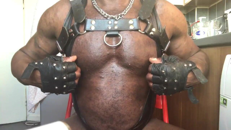 Black mature kinky muscle: Black Matang Dengan Kulit Harness Lateks Bermain Tetek Singlet