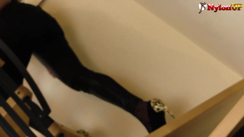 Foot Fetish HD: Alexya och hennes fötter i trappan