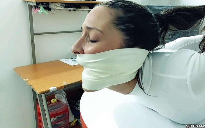Selfgags Latina Bondage: Самая тугая связанная по рукам и ногам Elvira - с кляпом во рту, беспомощная и униженная