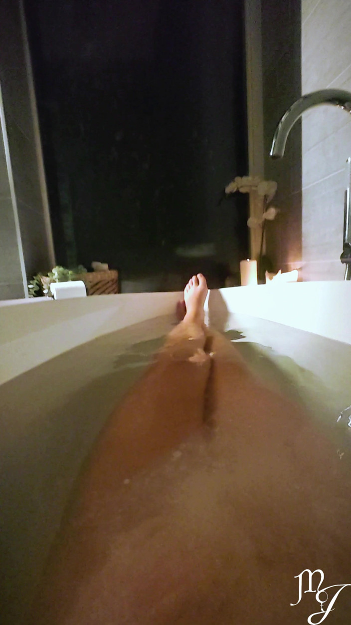 DeesseJulia: Bain magique - Maîtresse Julia
