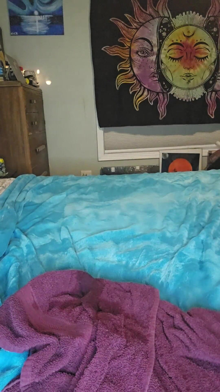 Jenn_sexxii: Une MILF se fait baiser par les deux trous et...
