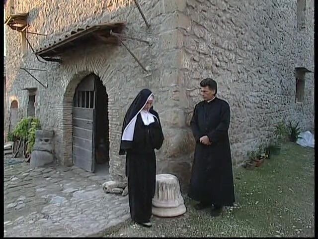 Shemale World: Une nonne coquine impliquée dans une orgie avec une trans