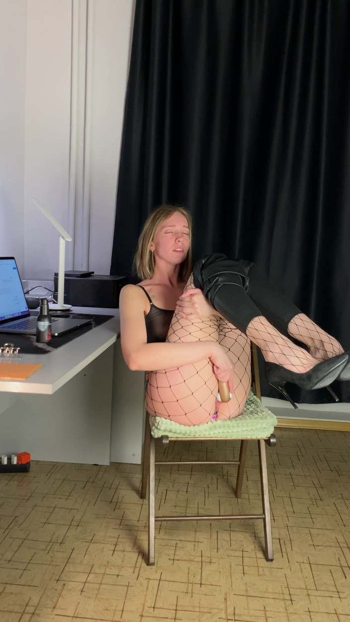 Vanilla studio: Birou la comandă cu tocuri înalte