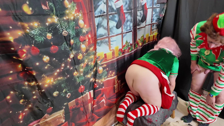 The Izars: Jour 5, une elfe sur la étagère des jouets sexuels