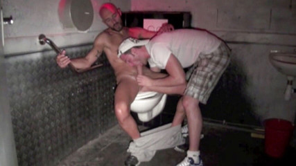 Sneaker Sex Kinky: Пряме приниження в громадському туалеті