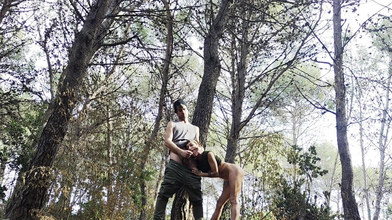 Magia Rosa: Camminare con Cumshot nel Parco