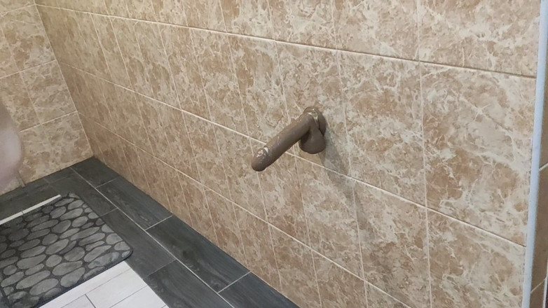 Irochka3008: Ho attaccato un grosso dildo al muro e ho il...
