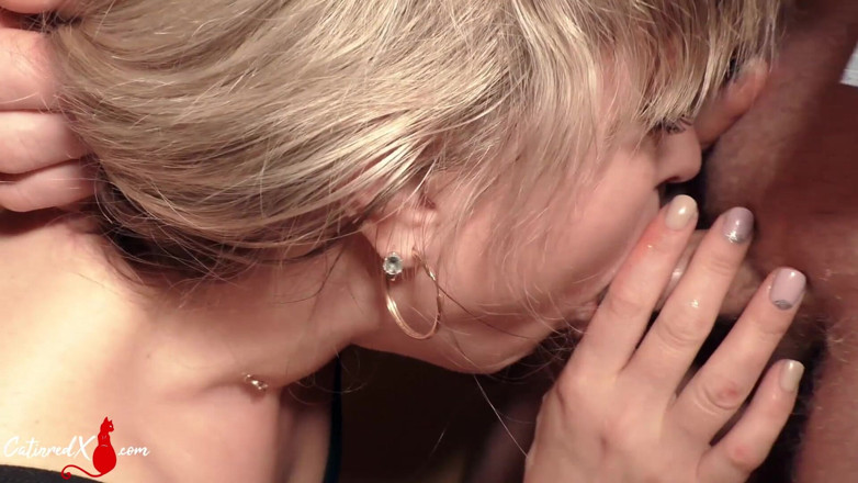 Catin Red: Hübsche frau raucht, blowjob-schwanz und sperma im gesicht