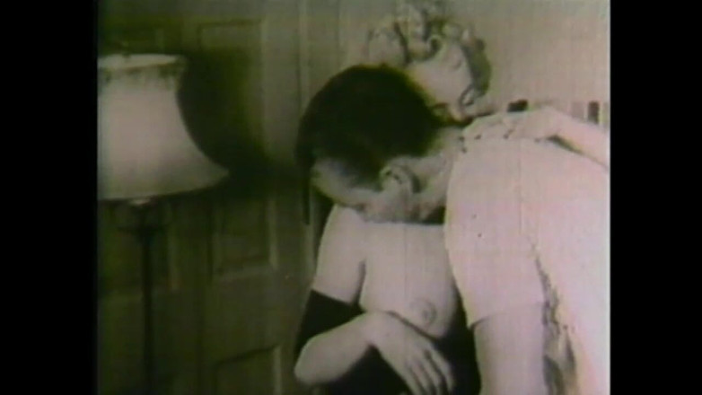 Vintage megastore: Sexo a três para duas milfs com tesão com buceta...