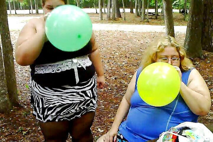 BBW nurse Vicki adventures with friends: 2 bbws están soplando y reventando globos