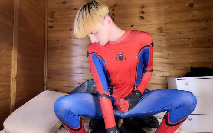 Artem Suchkov: スーパーヒーローはかわいいスパイダーマンを犯した
