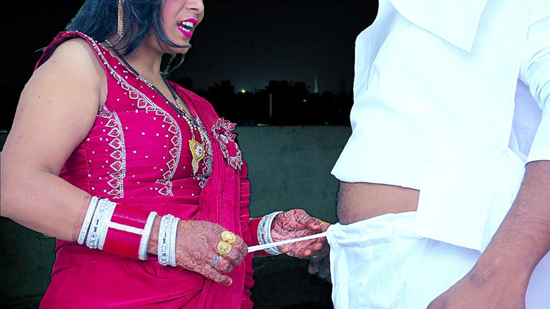 pinki_cute: 2024 Karwa Chauth - молода дружина дезі Пінкі зробила мінет перед місяцем, камшот на її велику дупу