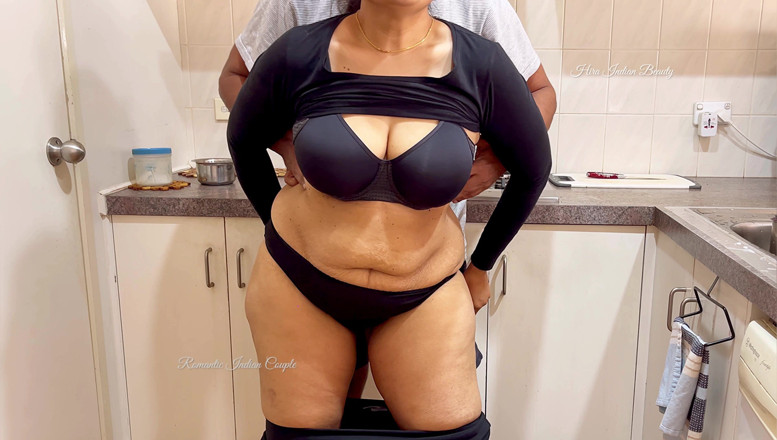 Hot 365 Entertainments: Couple indien romantique - sa femme se fait déshabiller et se...